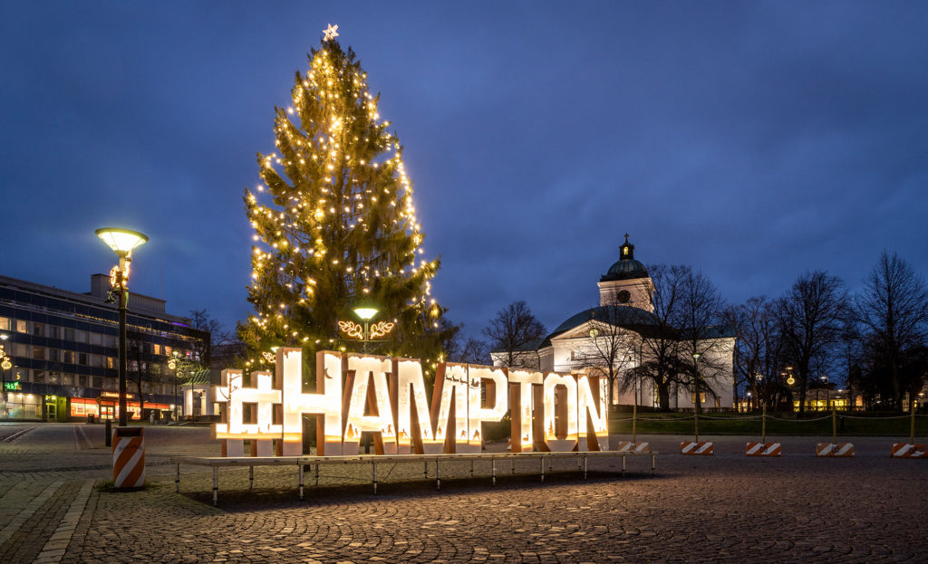 Hämpton-kirjaimet valaistuina Hämeenlinnan torilla