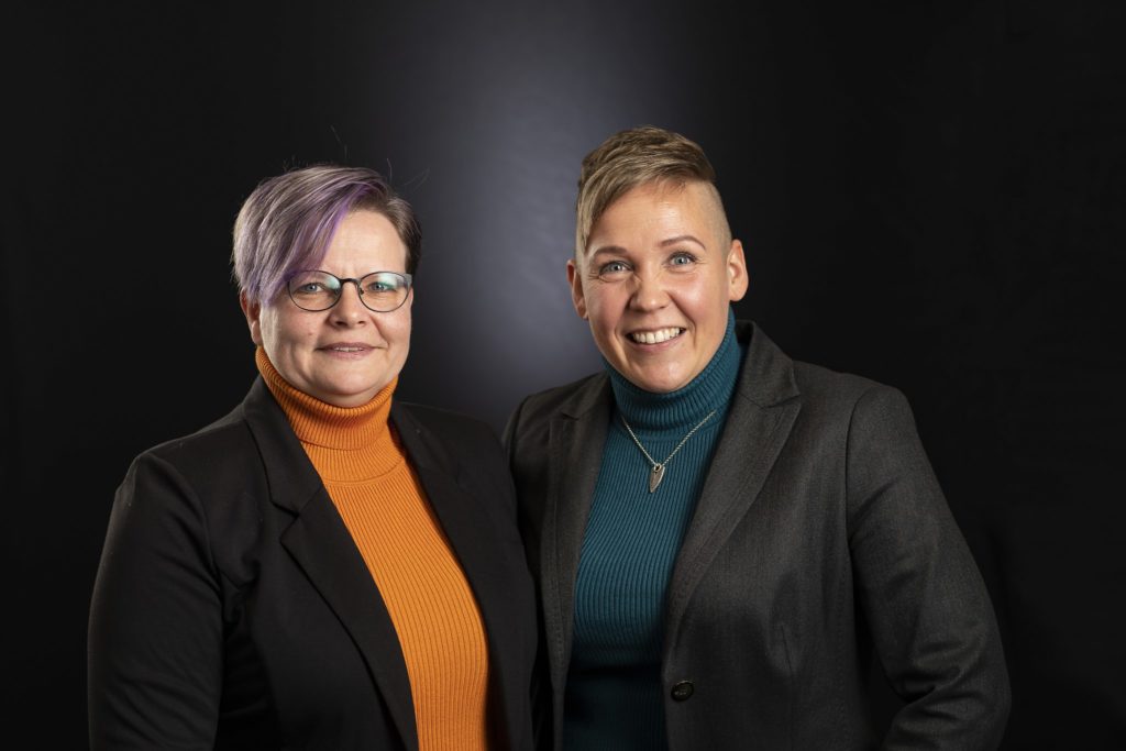 Kuvassa yritys-ja työelämämanagerit Tiina Ojala ja MIia Raussi