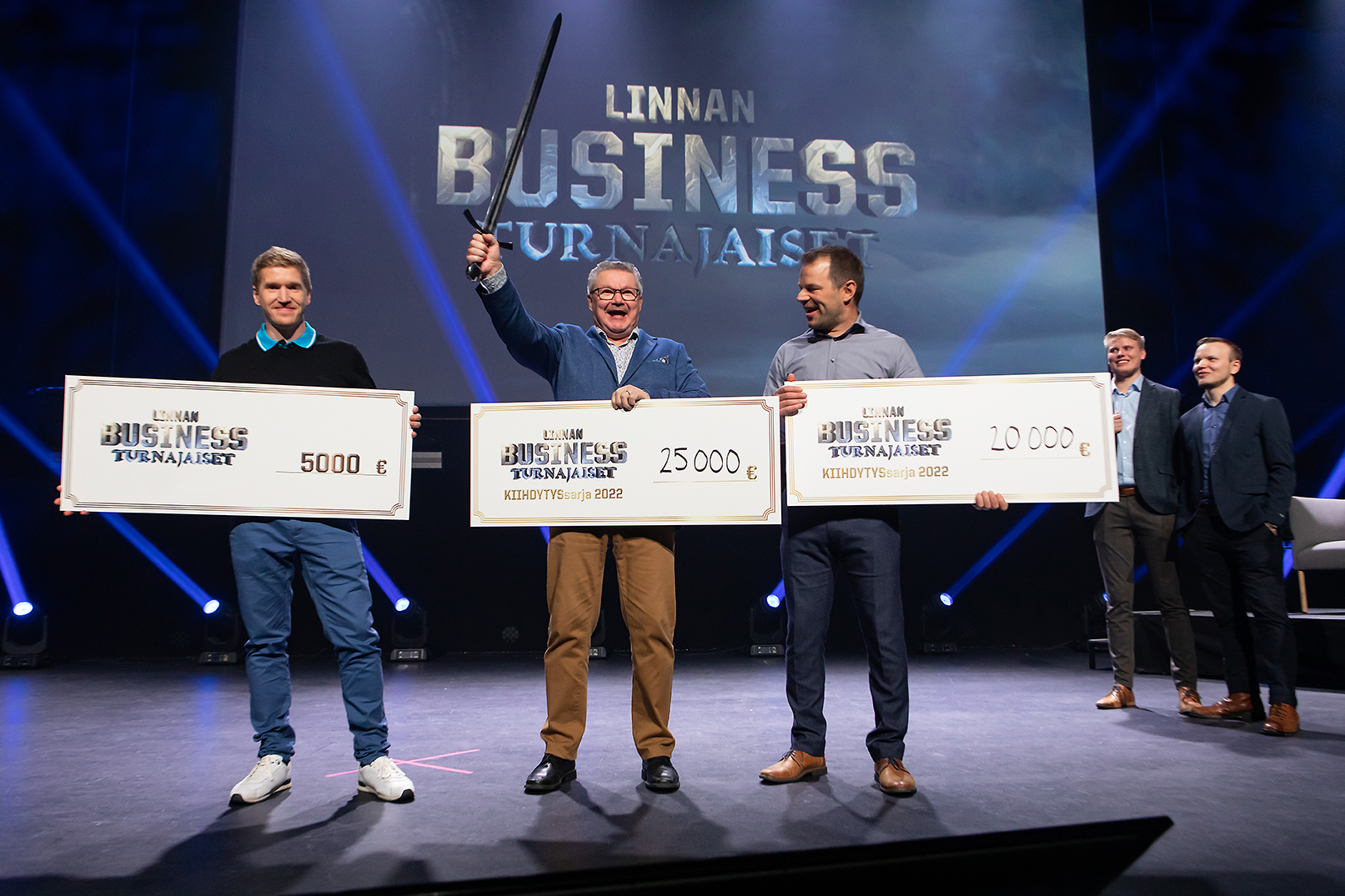 Linnan Business Turnajaisten kiihdytyssarjan voittajat tuulettavat Hämeenlinnan Verkatehtaan lavalla