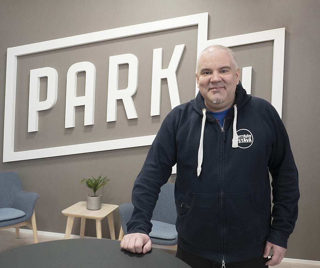 Juha Ketola seisoo PARKKI Business Parkin tapahtumatorilla
