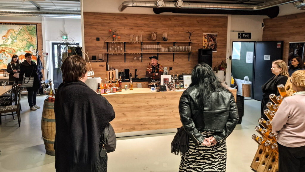 Ihmisiä siideritalo Vaski Ciderin myyntitiskin edessä.